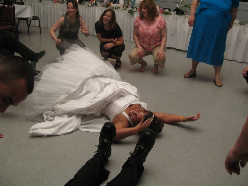 Novio patoso en baile de boda