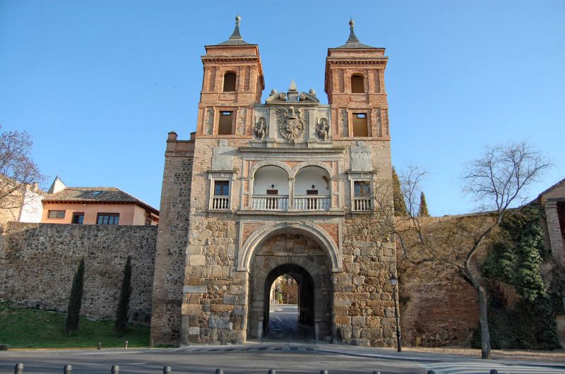 La hermosa Puerta del Cambrón a lo largo de la antigua muralla de Toledo, España
