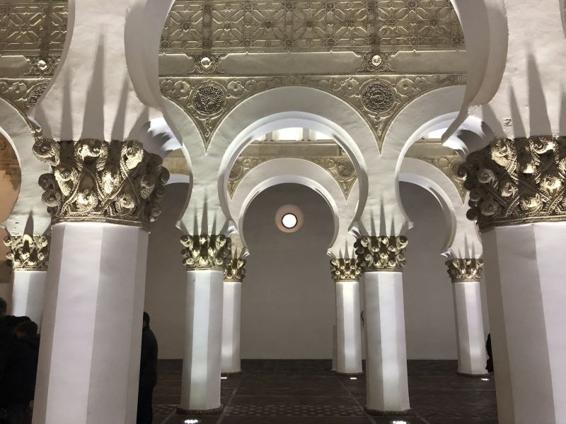 Los arcos blancos de la Sinagoga de Santa María la Blanca en Toledo, España