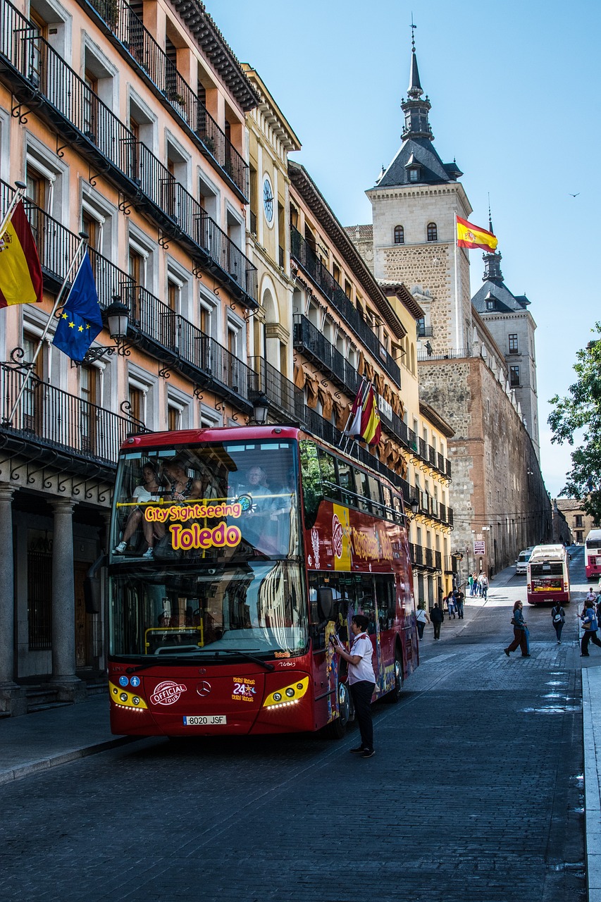 Peatones paseando por la céntrica Plaza de Zocodover en Toledo, España
